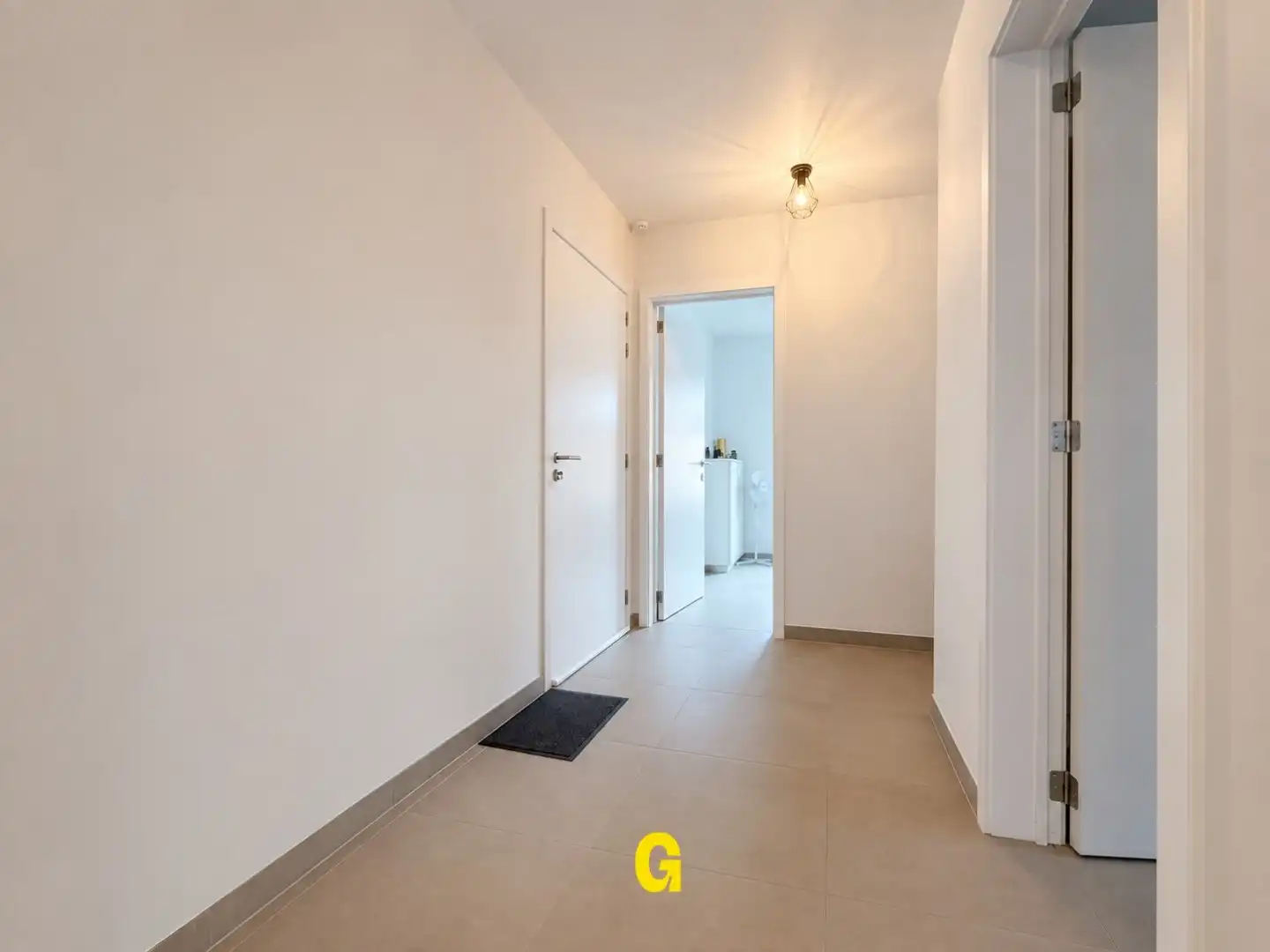 Knap afgewerkt gelijkvloersappartement met 2 slaapkamers, ruim terras en tuintje met tuinberging foto 4
