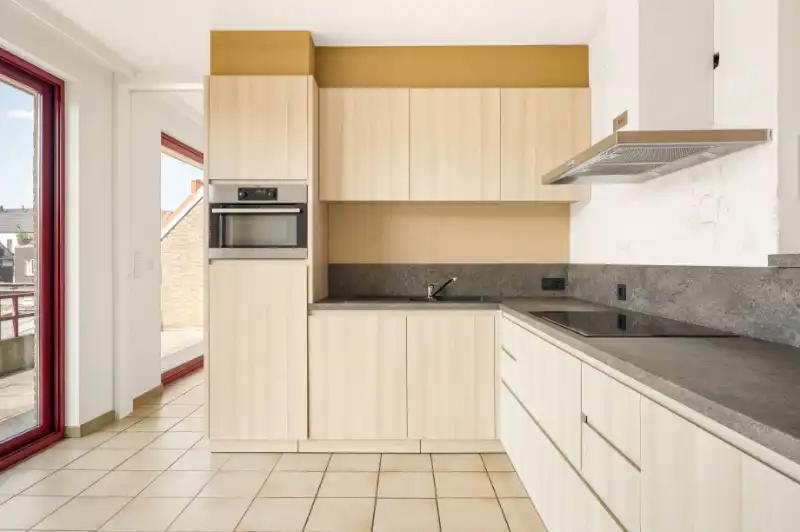 Centraal gelegen gebouw met gelijkvloerse handelsruimte, appartement met terras, extra verdieping en grote tuin foto 8