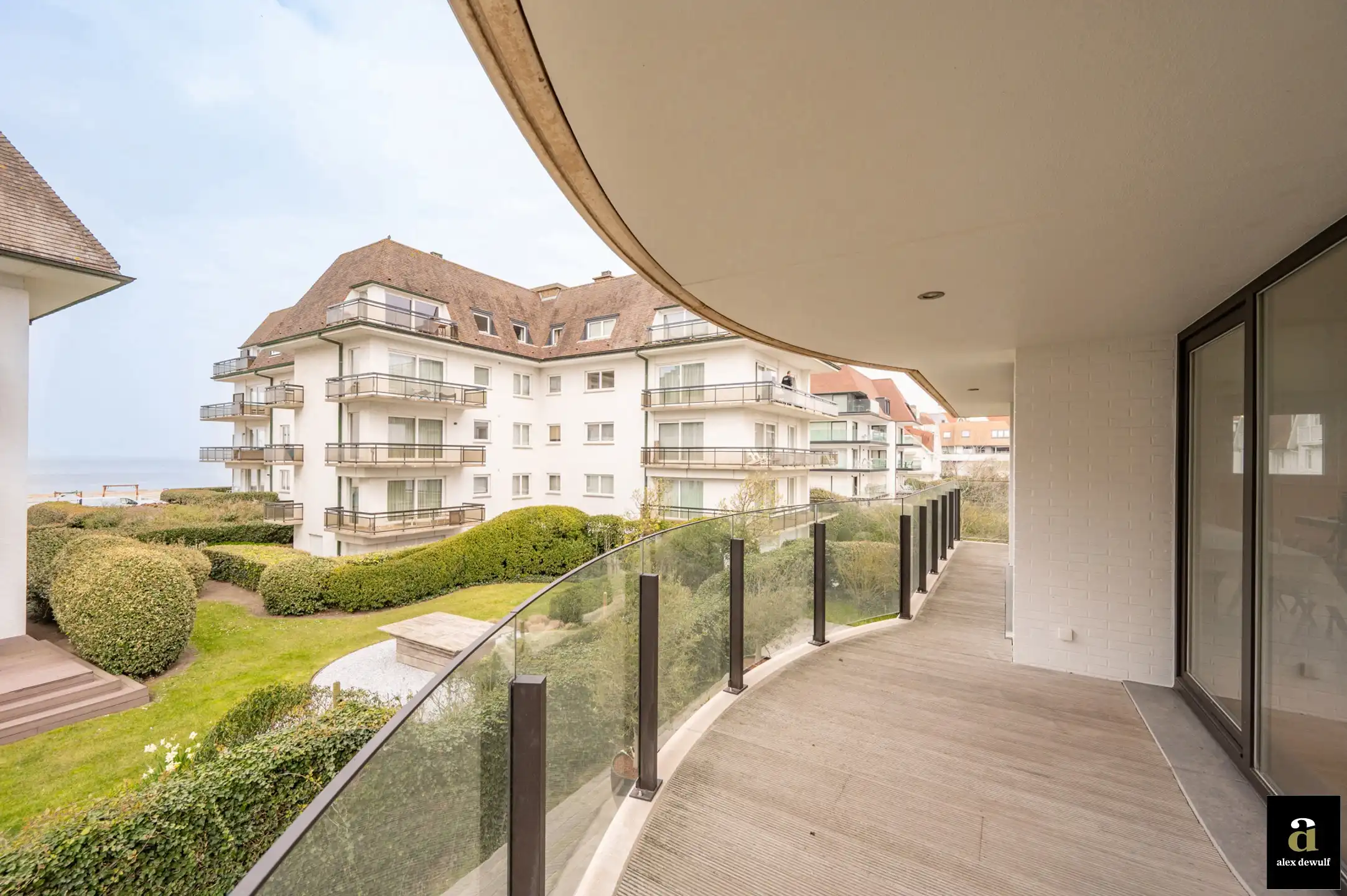 Uitstekend gelegen en stijlvol gerenoveerd appartement met goed zeezicht in villaresidentie [Kustlaan - Knokke Zoute]. foto 20