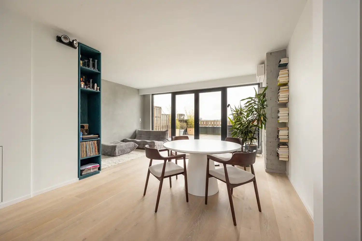 MATCHED: kevin@wellimmo.net voor meer info! Lumineuze penthouse met giga-terras op absolute toplocatie op 't Zuid te Antwerpen! foto {{pictureIndex}}