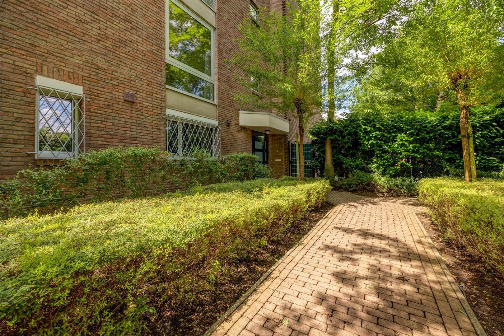 Uniek gelijkvloers appartement met grote tuin en privé ingang foto 2