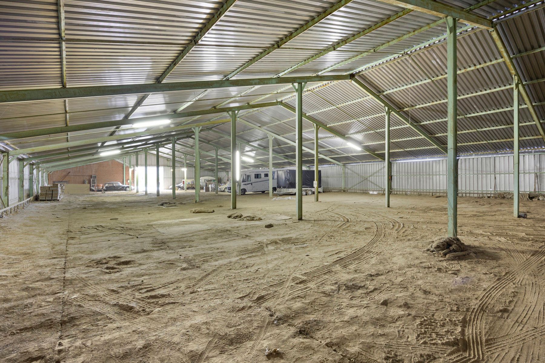 Exclusieve villa met grote loodsen combineer werken en wonen foto 30