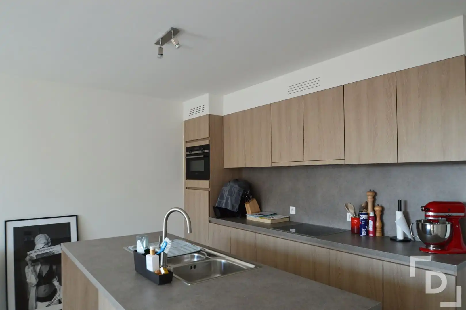 Lichtrijk appartement met carport en berging foto 5