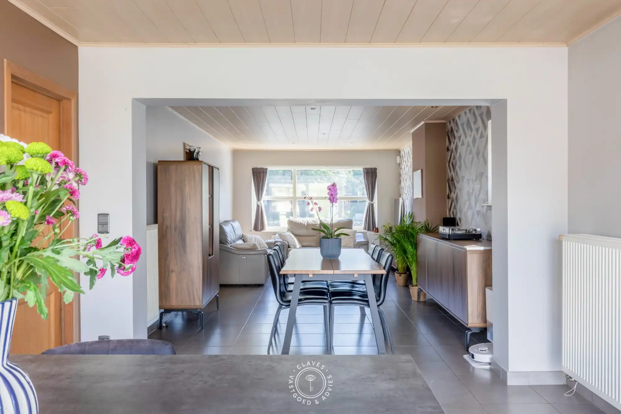 Vernieuwde halfopen bebouwing met 3 slaapkamers en prachtige tuin foto 3