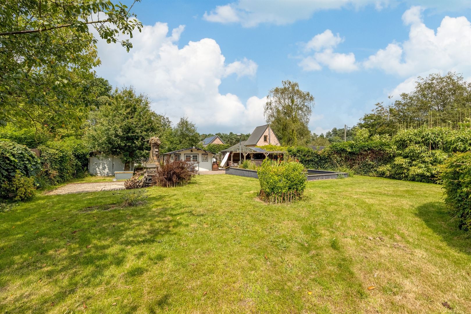 Vrijstaande woning met grote tuin foto 3