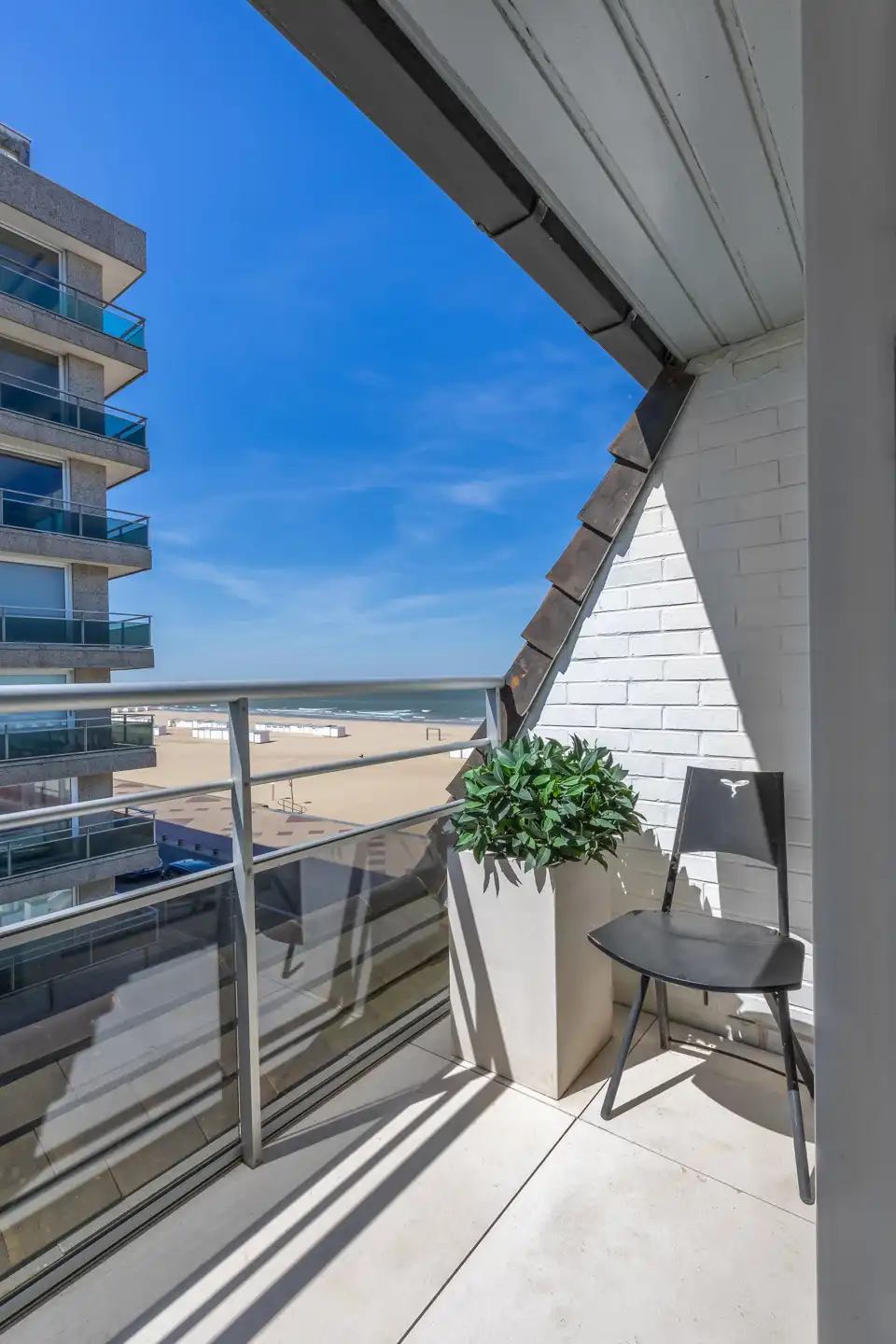 Luxueus gerenoveerd hoekdakappartement met frontaal zeezicht foto 15