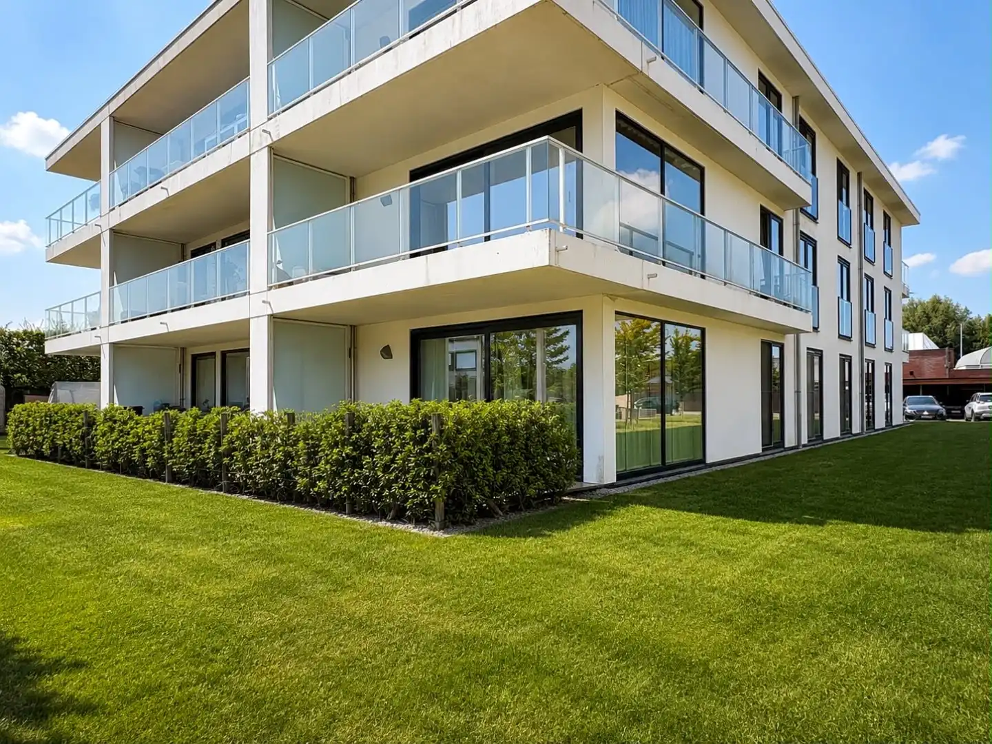 Modern gelijkvloers appartement met 2 slaapkamers, lichtrijke leefruimte en terras dichtbij Kortrijk.  foto {{pictureIndex}}
