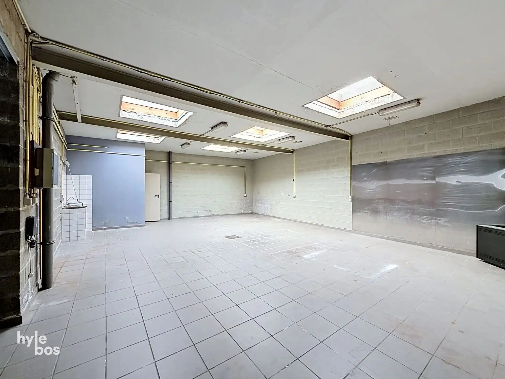 Aan stadsrand gelegen magazijnruimte foto 7