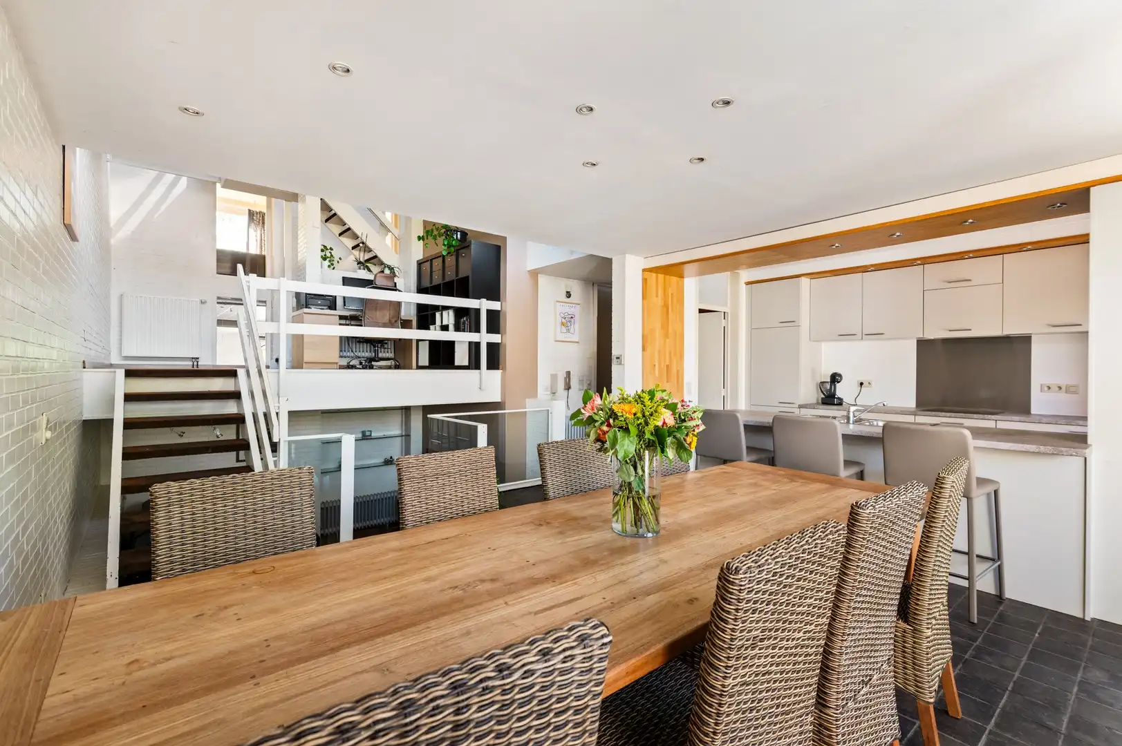 Lichtrijke 4slpk-woning met tuin en polyvalente ruimte foto {{pictureIndex}}