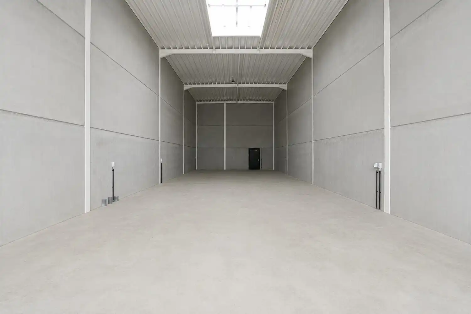 te huur Maldegem – uitstekend gelegen bedrijfsunit van 187m² voor opslagruimte of atelier. foto 3