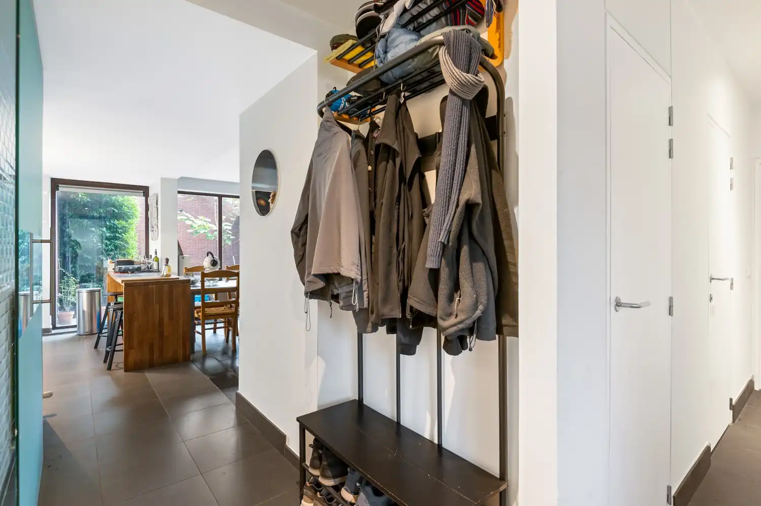 Gelijkvloers 2-slaapkamerappartement met tuin en garagebox foto 12