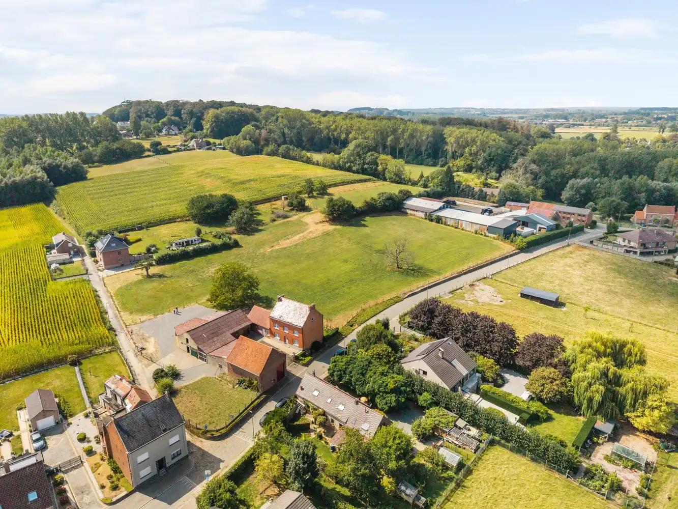 Hoofdfoto van de publicatie: UNIEKE LANDELIJKE EIGENDOM MET WONING, STALLEN EN 15.380 M² GROND – EEN OASE VAN RUST EN RUIMTE IN PAJOTTEGEM