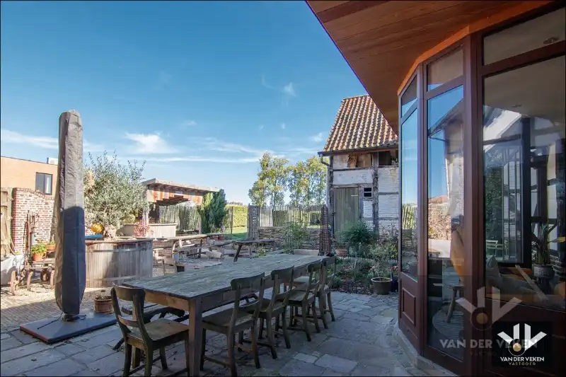 Volledig gerenoveerde, instapklare hoeve met authentieke elementen en sfeer in het hart van Haspengouw - een charmante woning én een ideale locatie om uw evenementenlocatie, B&B, kantoor, ... te vestigen! foto 29