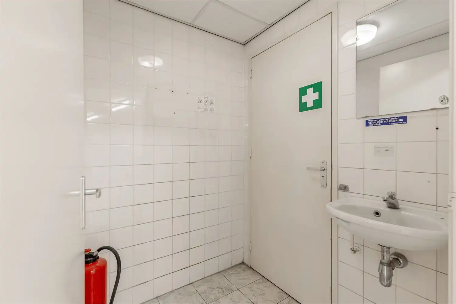 IDEALIS VASTGOED – Extra ruim handelspand (+-500m²!!!) met tal van mogelijkheden op een extra centrale, commerciële zichtlocatie te midden van het centrum in Genk foto 26