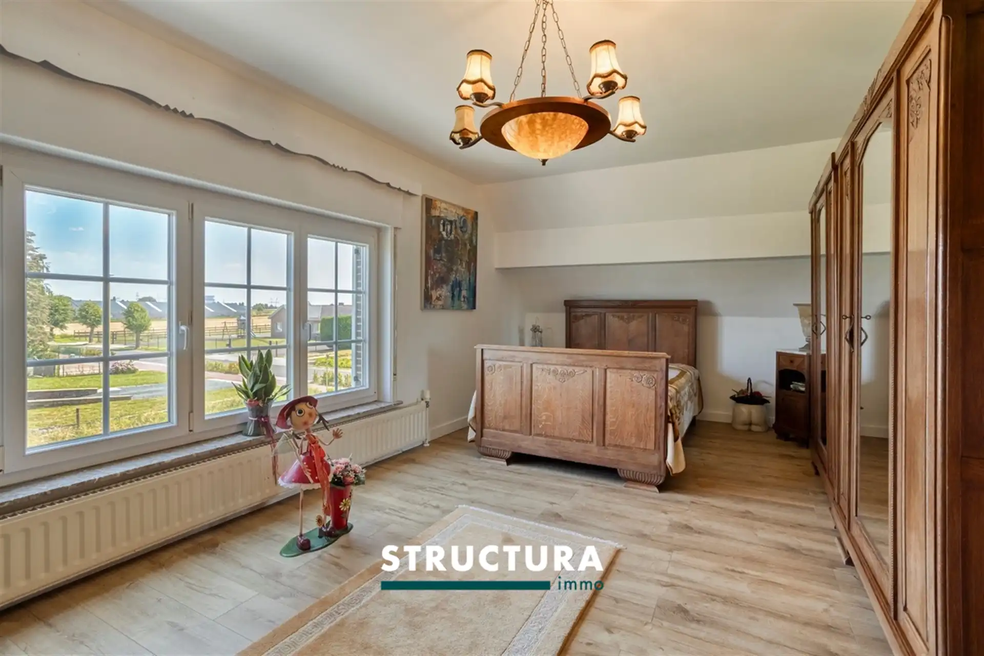 Villa met grote loods, omgeven door groen  foto 22