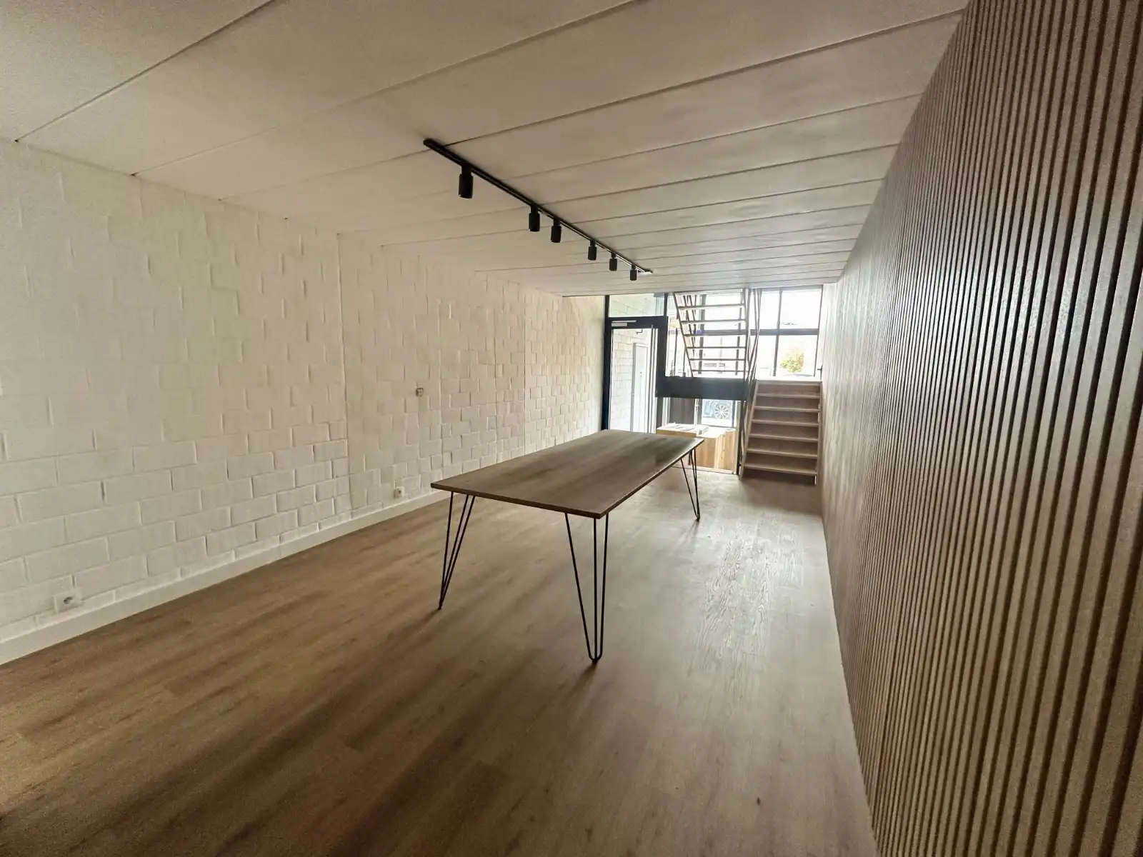 Zeer bereikbaar handelspand (119m²) met meerdere open ruimtes en tuin in Zwijnaarde foto 9