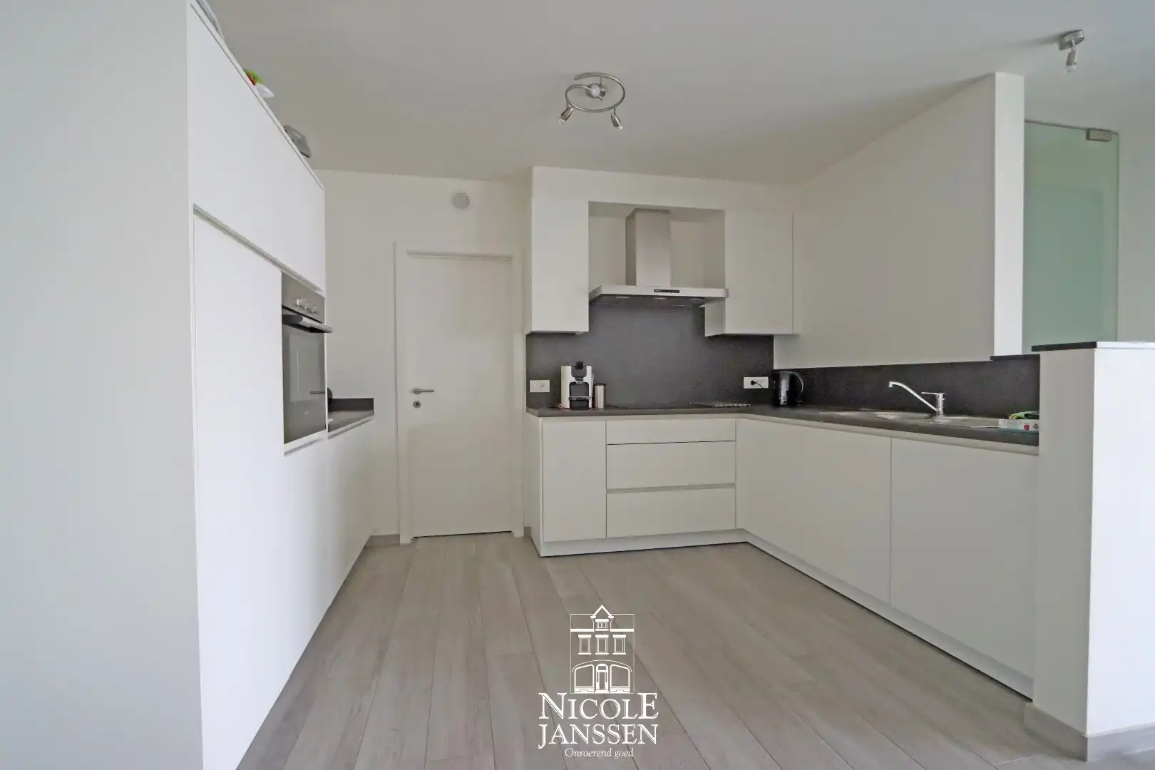 Schitterend appartement met drie slaapkamers, terras en autostandplaats foto 5