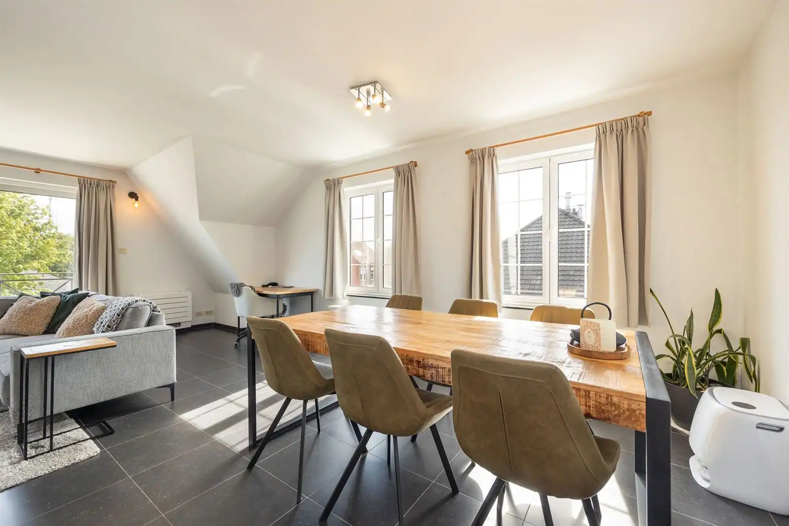 Lichtrijk penthouse met terras, zolder en dubbele garagebox. foto 8