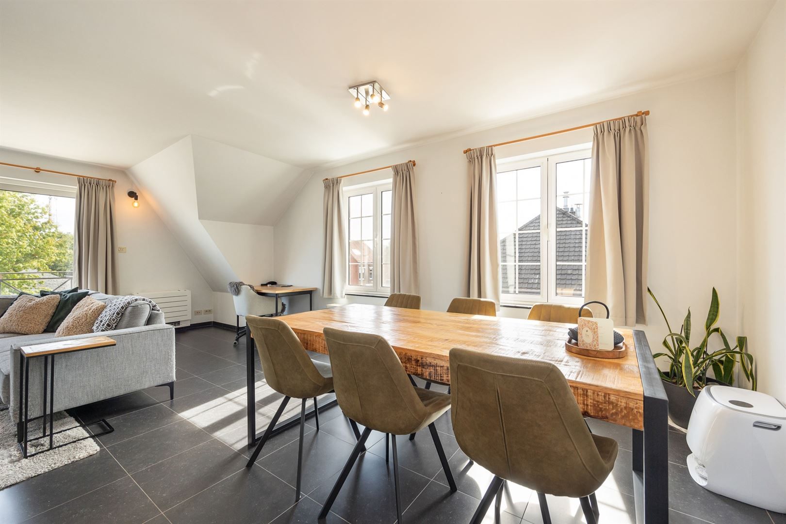 Lichtrijk penthouse met terras, zolder en dubbele garagebox. foto 8