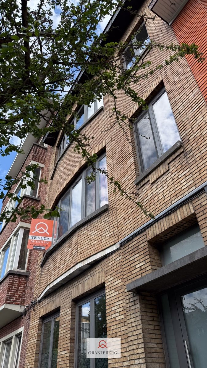 Recent 2 slaapkamer appartement met terras bij Sint-Pietersstation foto {{pictureIndex}}