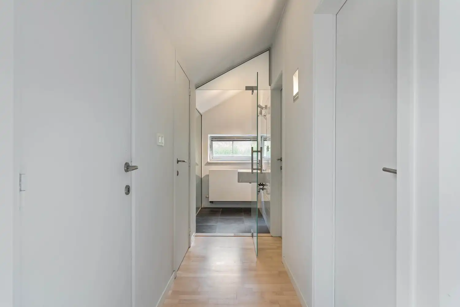 Moderne open bebouwing met zwembad, 5 slaapkamers en EPC B foto 21