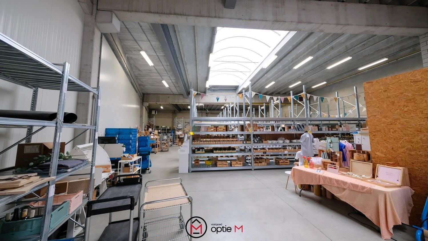 Magazijn met kantoor te huur in Lummen foto 5