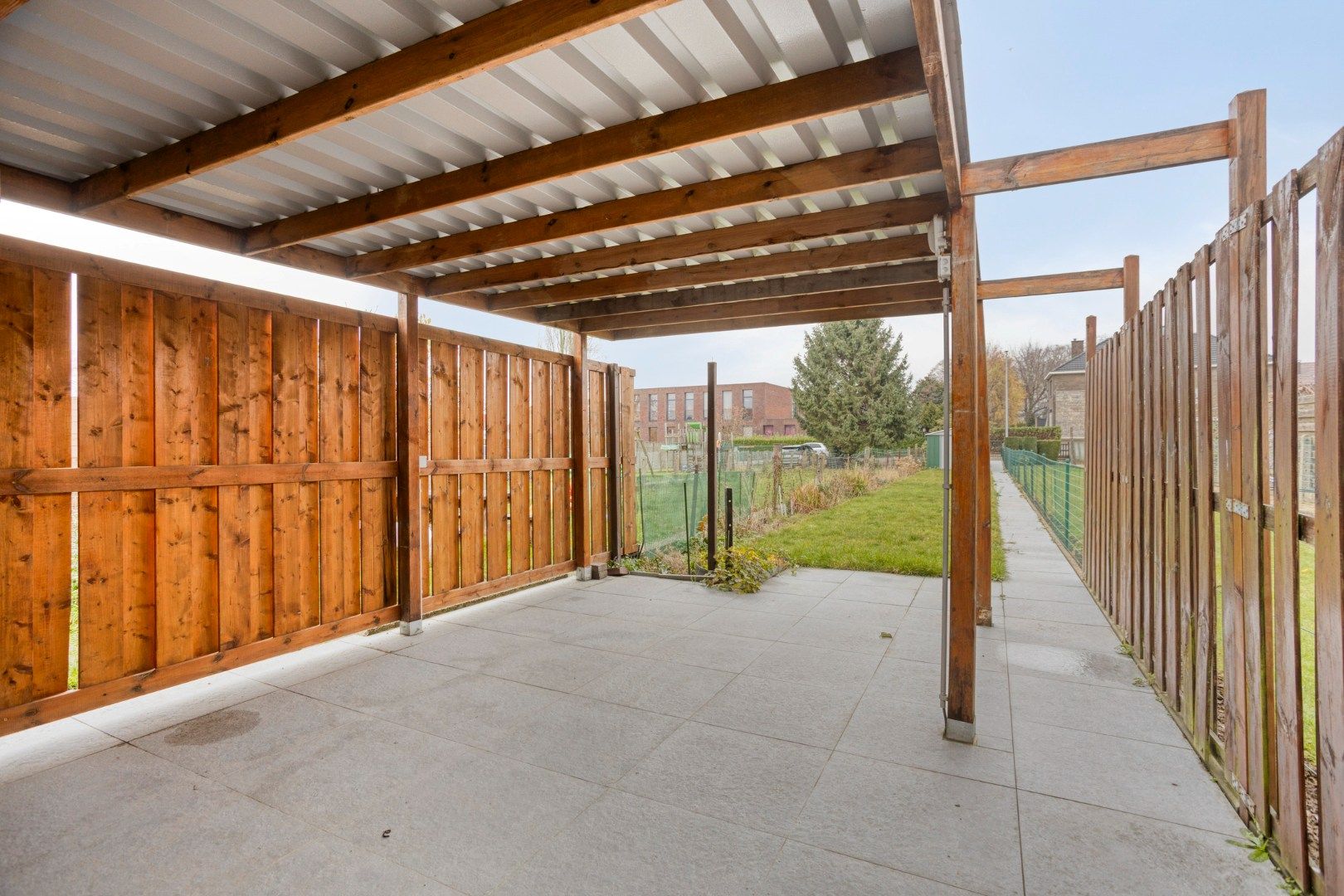 Goedgelegen rijwoning foto 11