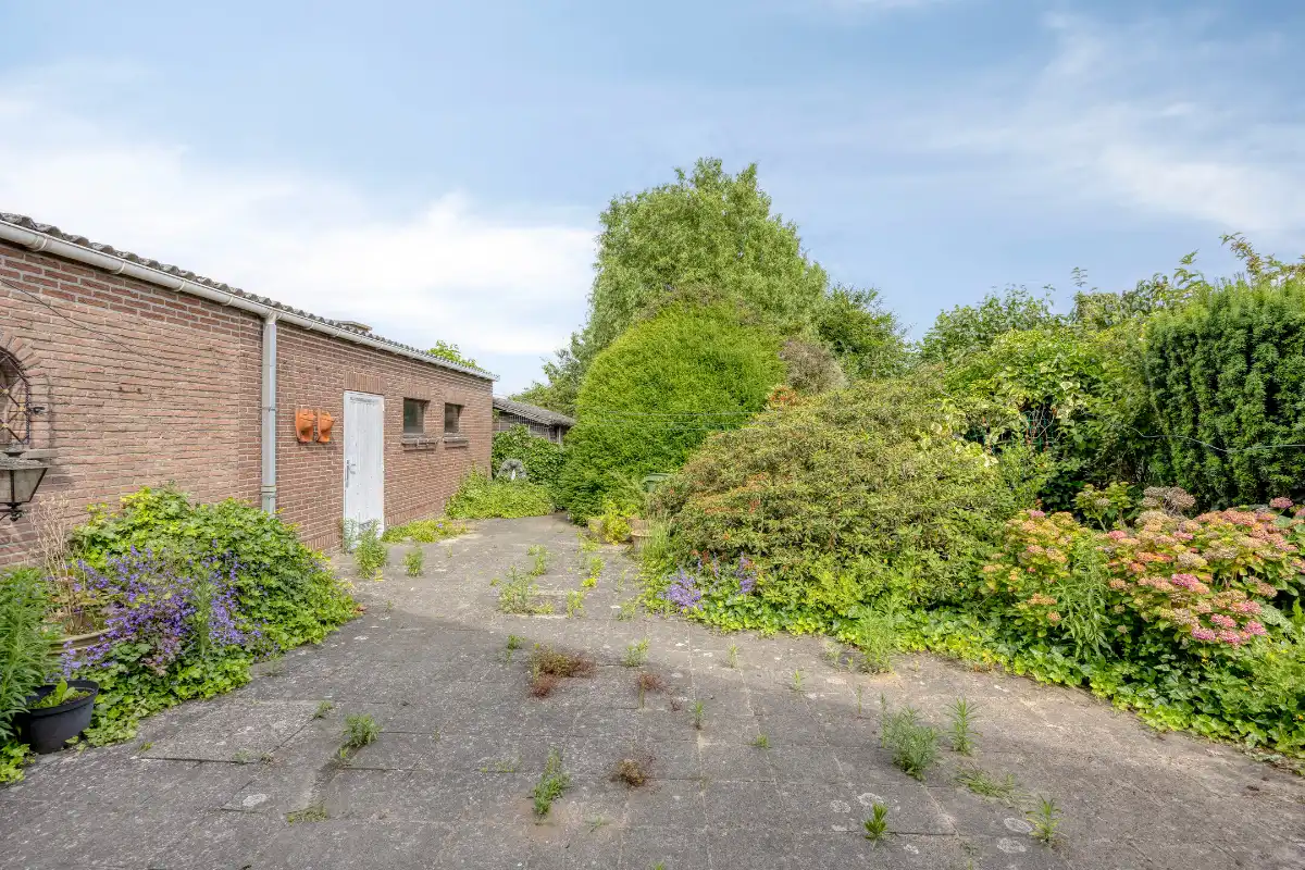Open bebouwing met ruime tuin en uitzicht op groen foto 21