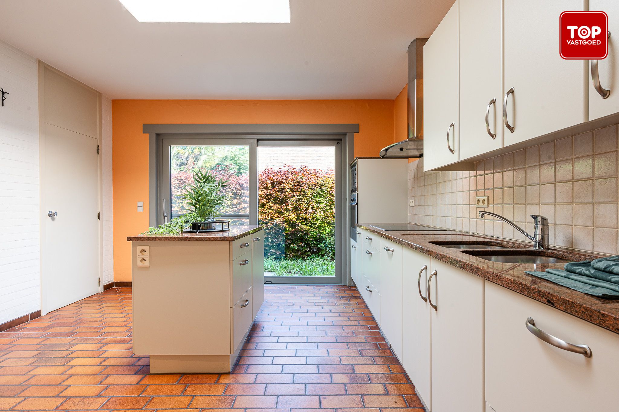 Ruime jaren zeventig villa in Mariakerke-Kolegem foto 13