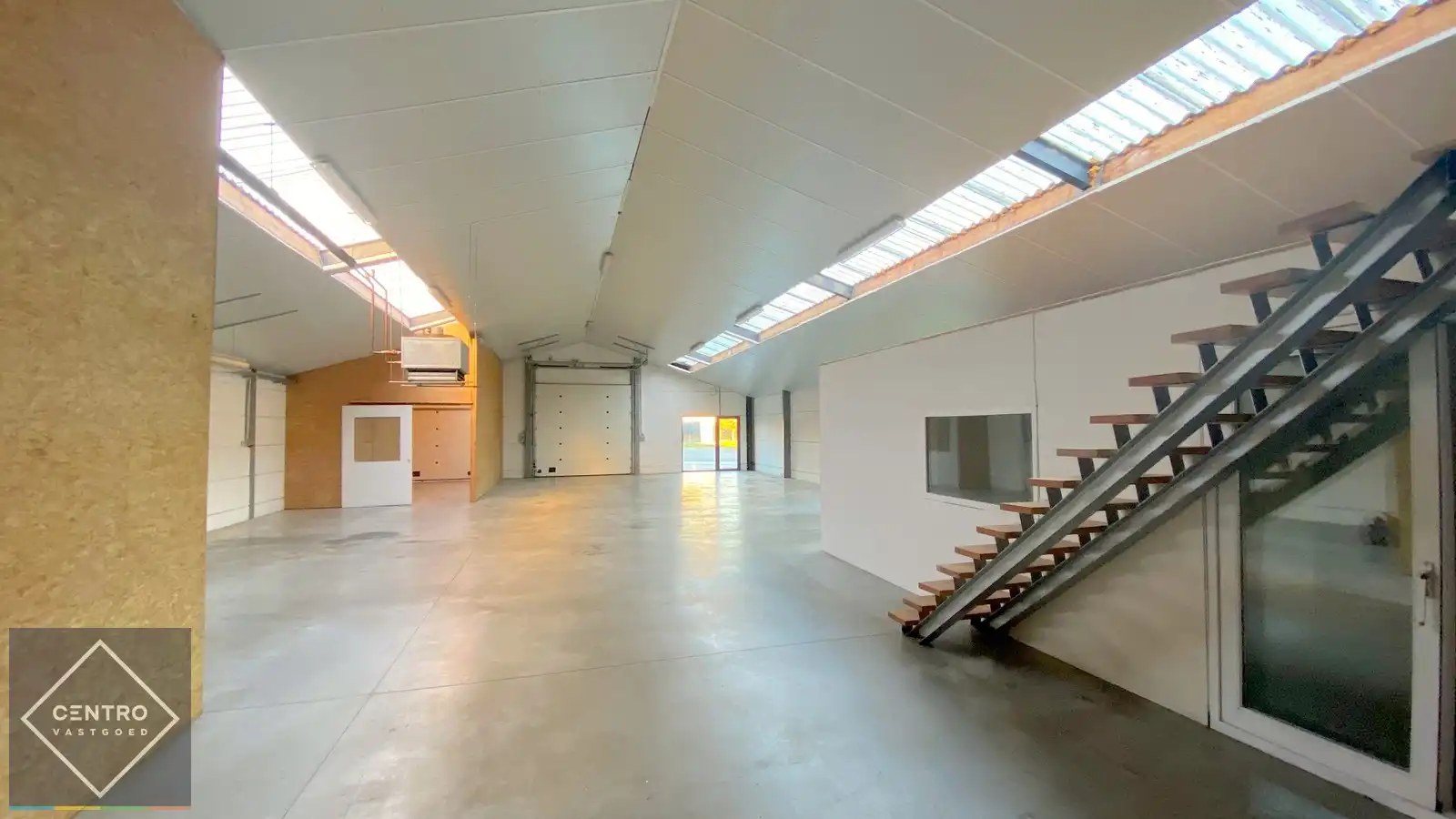 Instapklaar BEDRIJFSGEBOUW bestaande uit een MAGAZIJN (350m2) met geïntegreerde WONING (140m2) op ambachtelijke zone "De Leiteweg" te Oostkamp (Ruddervoorde). foto 3