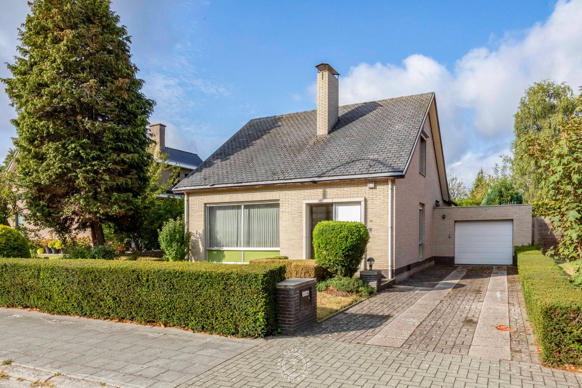 Hoofdfoto van de publicatie: Te renoveren woning met potentieel en vlotte bereikbaarheid