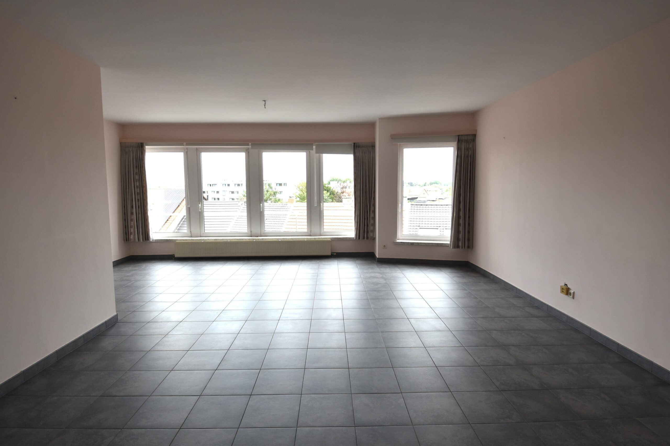 Ruim, lichtrijk en instapklaar appartement met 3 slaapkamers, terras én uitgebreide parkeermogelijkheden foto {{pictureIndex}}