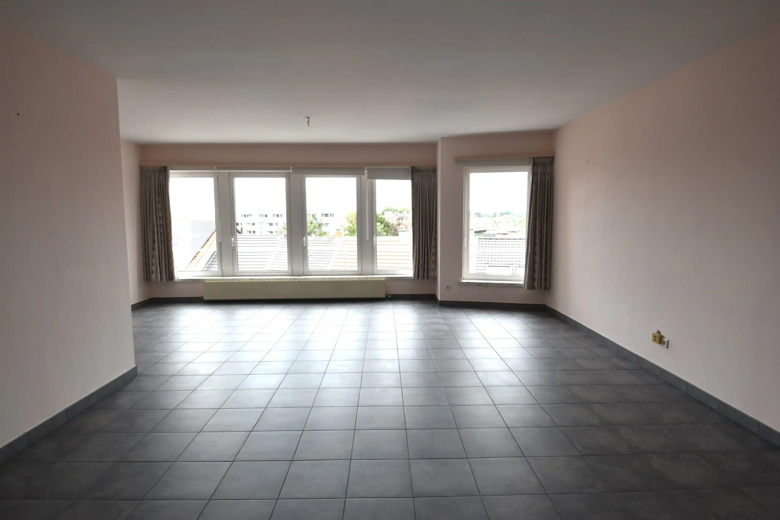 Ruim, lichtrijk en instapklaar appartement met 3 slaapkamers, terras én uitgebreide parkeermogelijkheden foto {{pictureIndex}}