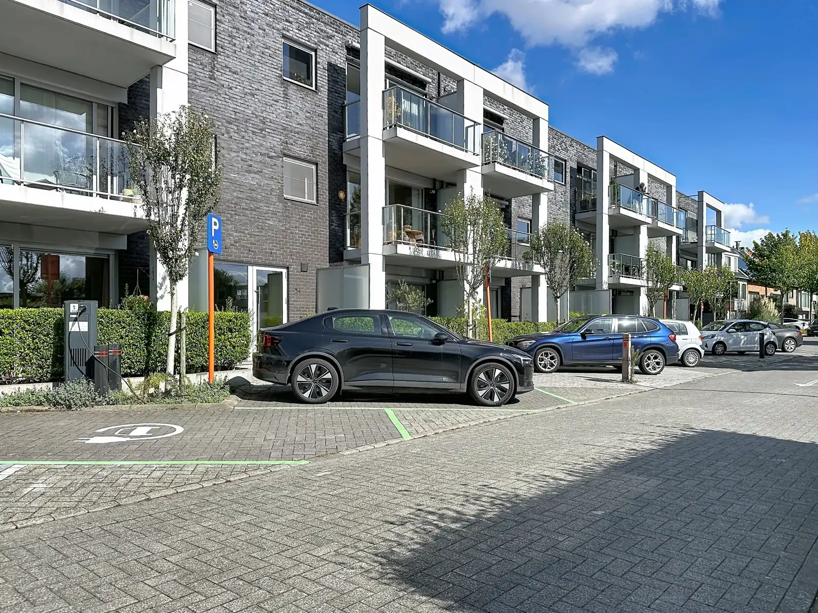 Instapklaar gelijkvloers met twee slaapkamers en ondergrondse staanplaats foto 3