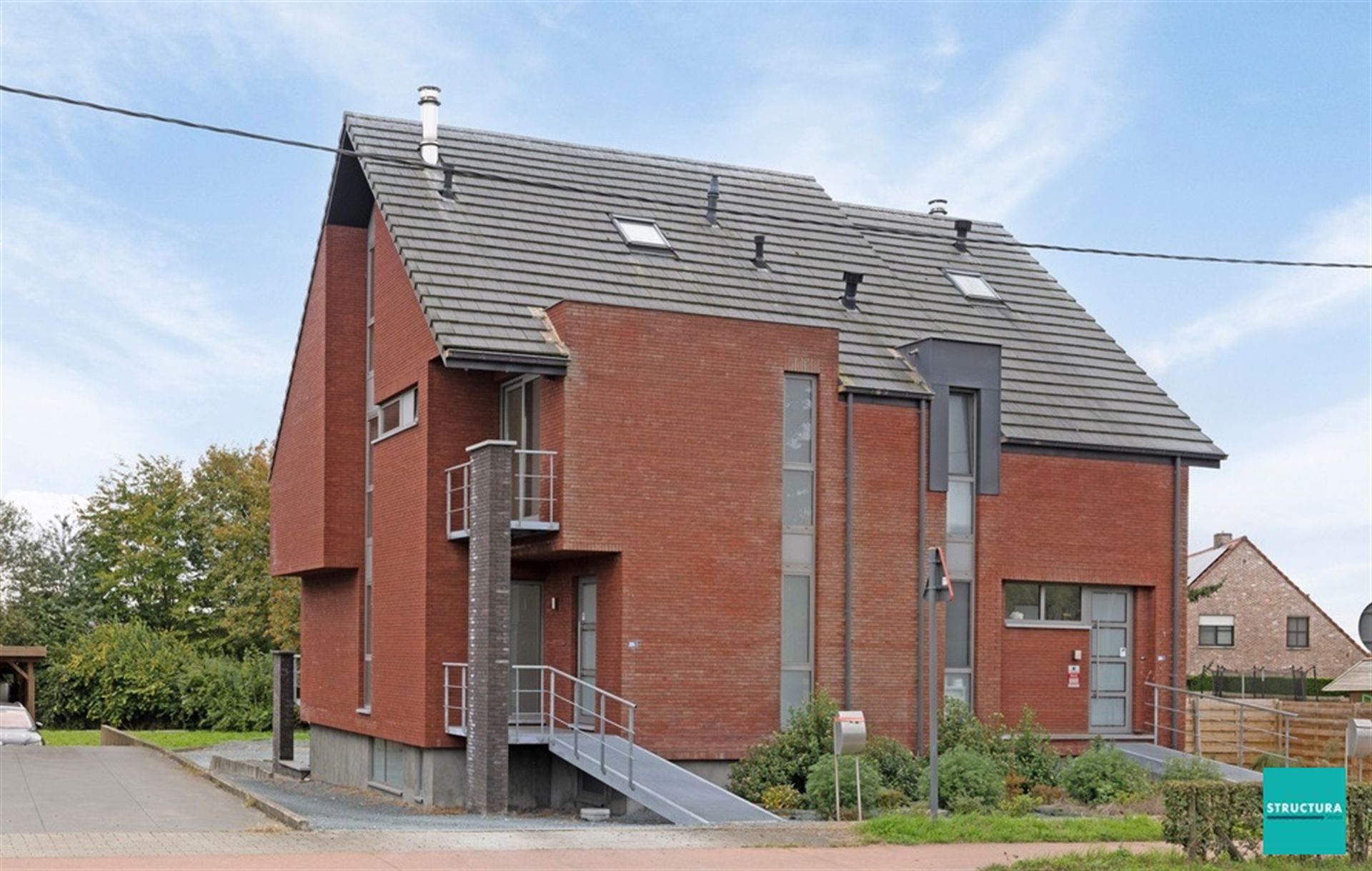 Loft woning met 4 slaapkamers, grote garage en tuin foto {{pictureIndex}}