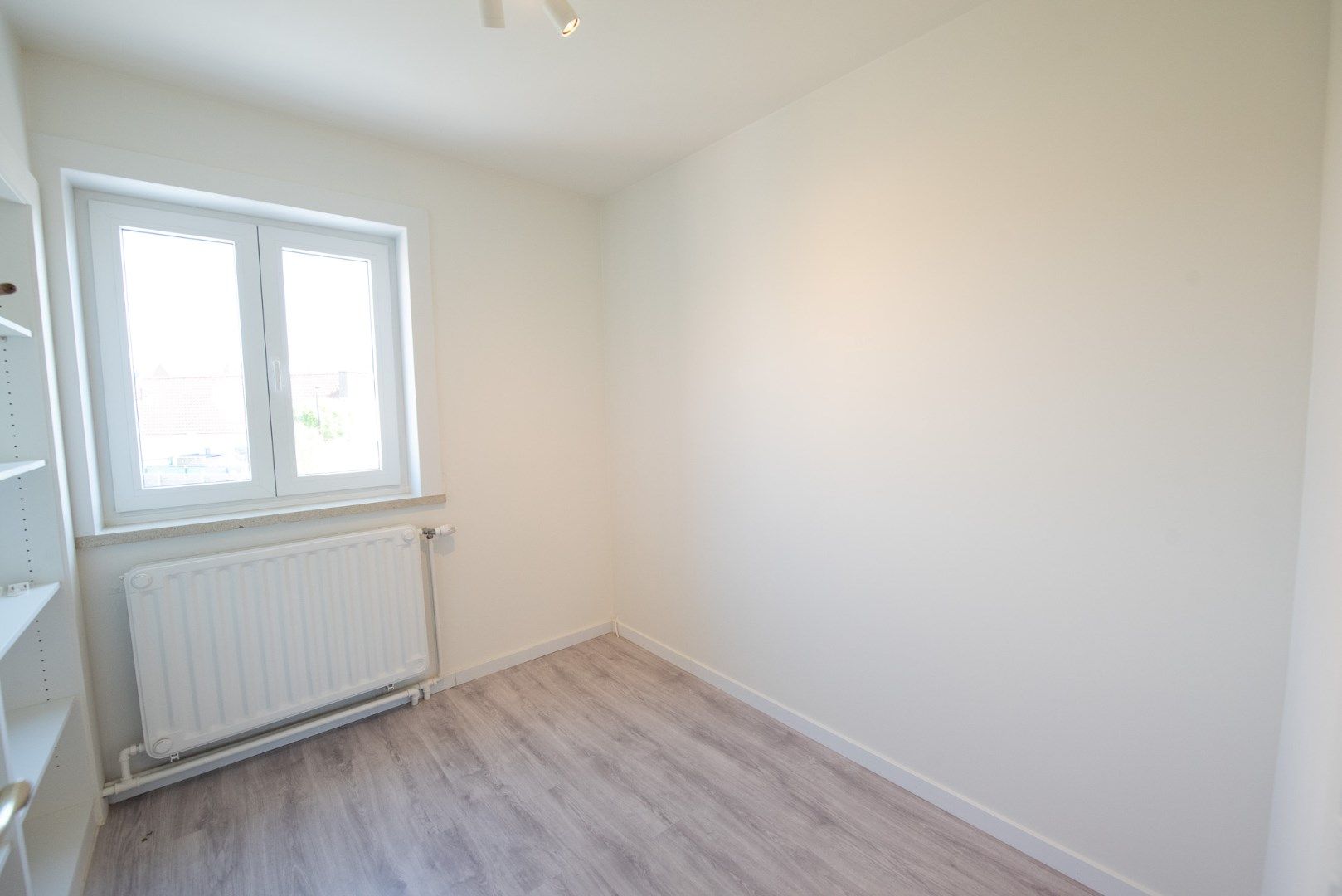 Gerenoveerde woning in rustige woonwijk TE HUUR in Waregem! foto 9