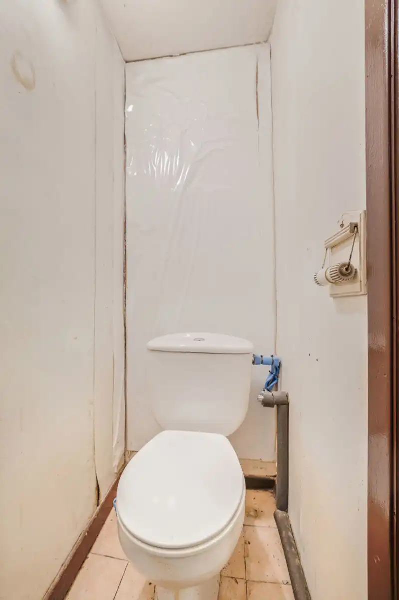 Te renoveren woning met veel mogelijkheden en garage foto 9