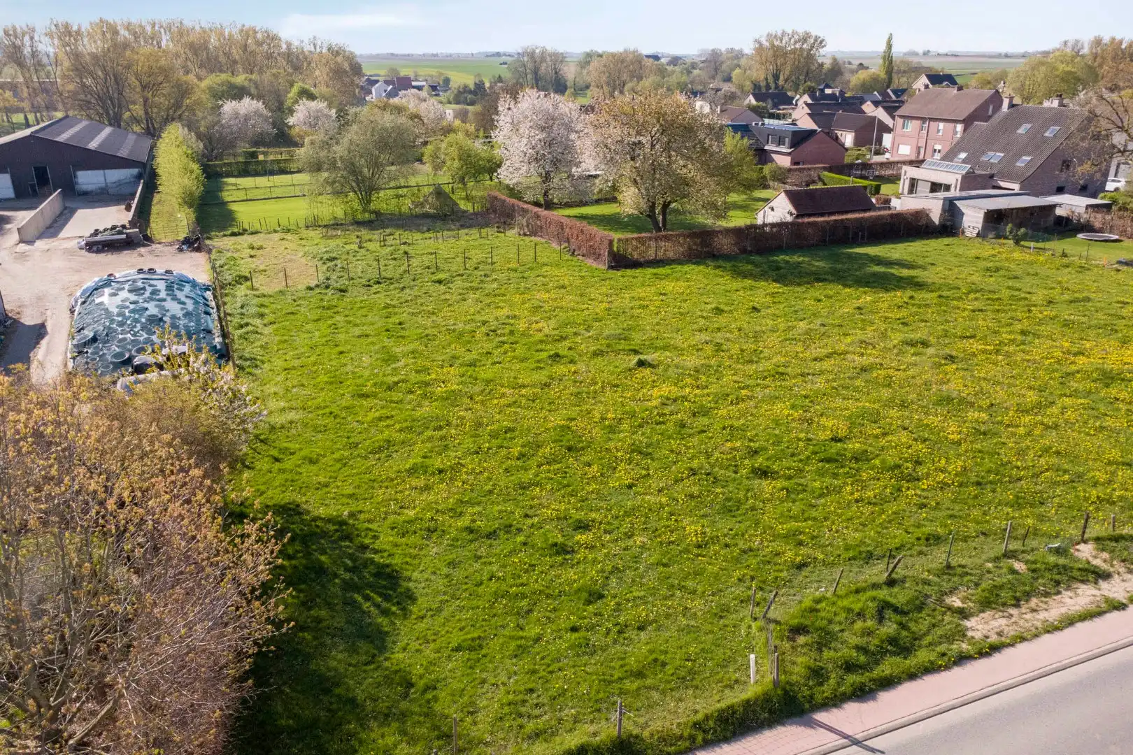 Bouwgrond voor half open bebouwing met perceeloppervlakte van 4a 90ca foto {{pictureIndex}}