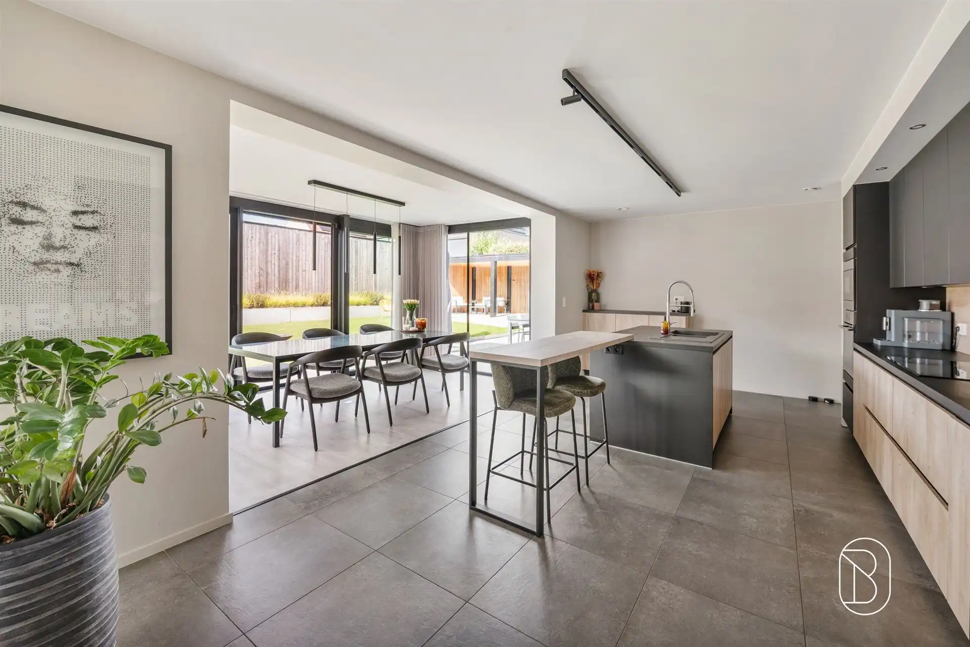 Topgelegen recente moderne woning foto 10