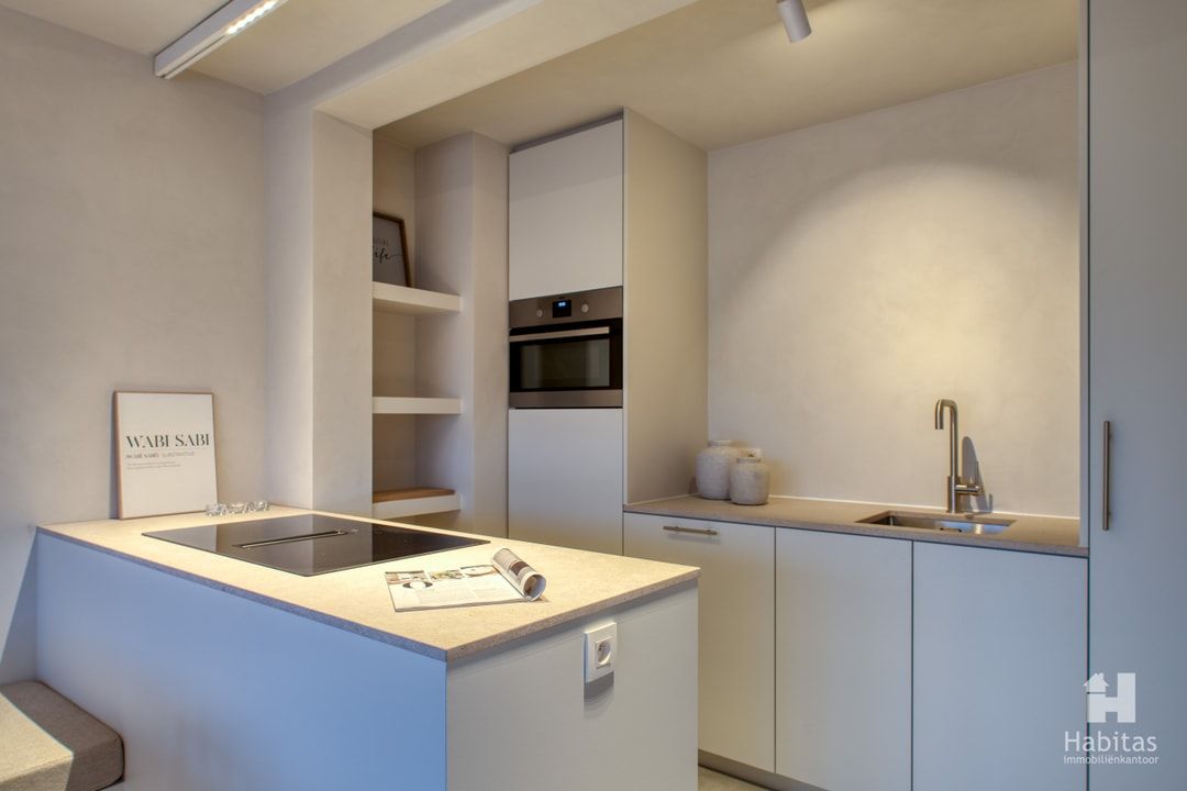 Subliem gerenoveerd, volledig nieuw gemeubeld en verrassend ruim appartement foto 5