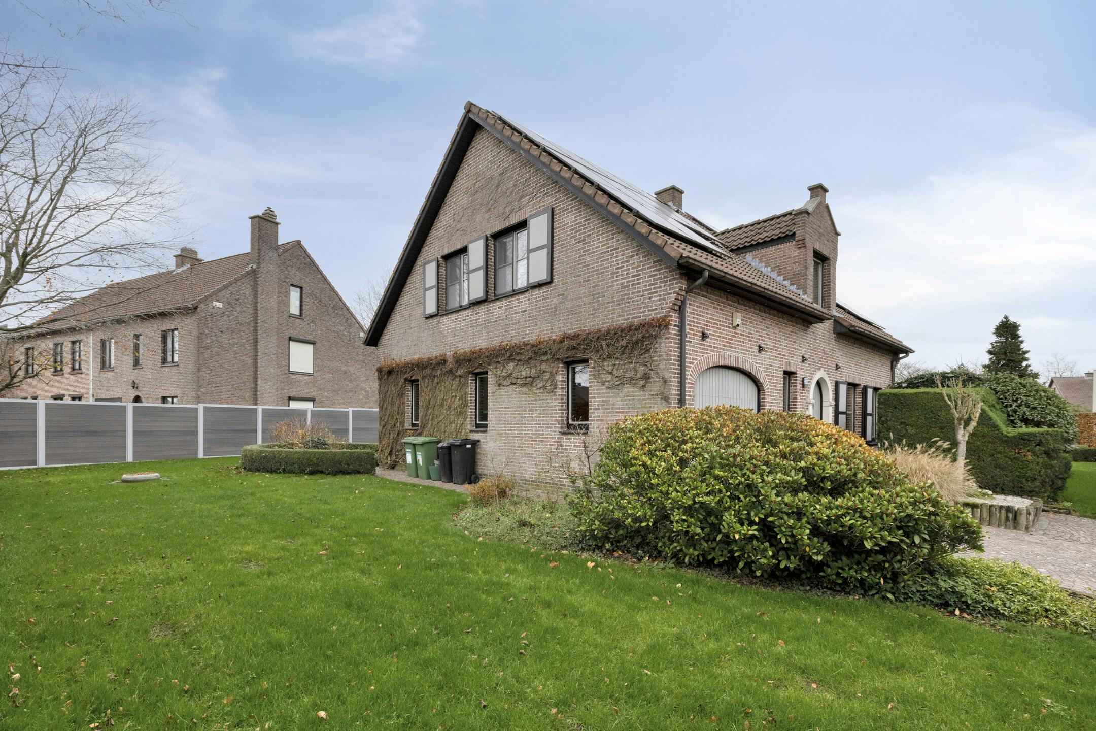 Mooie villa met schitterende tuin in residentiële woonwijk foto 38