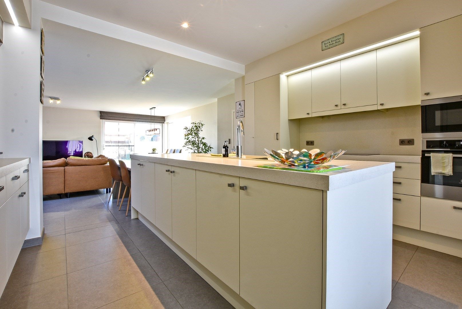 Stijlvol gerenoveerde woning met 4/5 slaapkamers en 2 garages te Diksmuide! foto 8