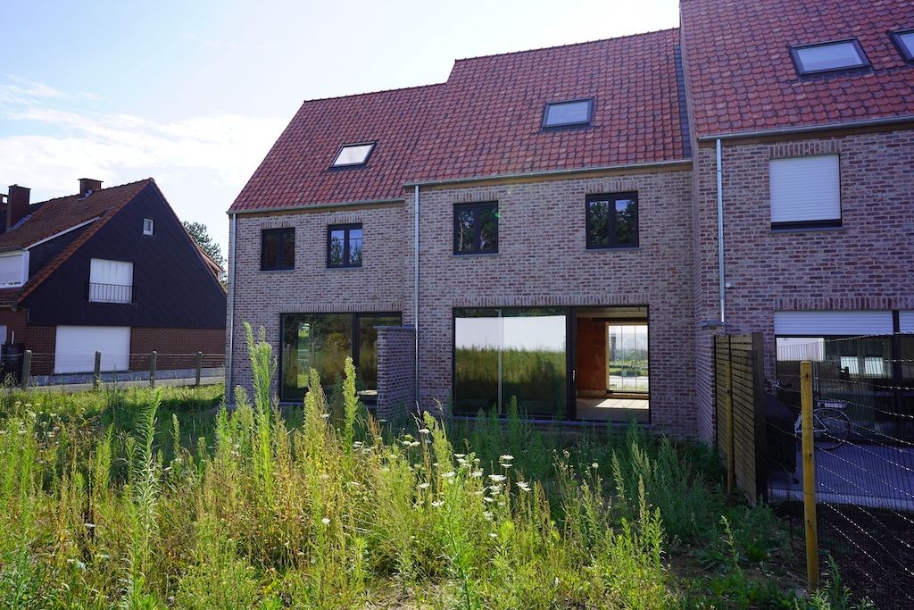 We verkopen de middelste! Toffe rijwoning met grote tuin foto 2