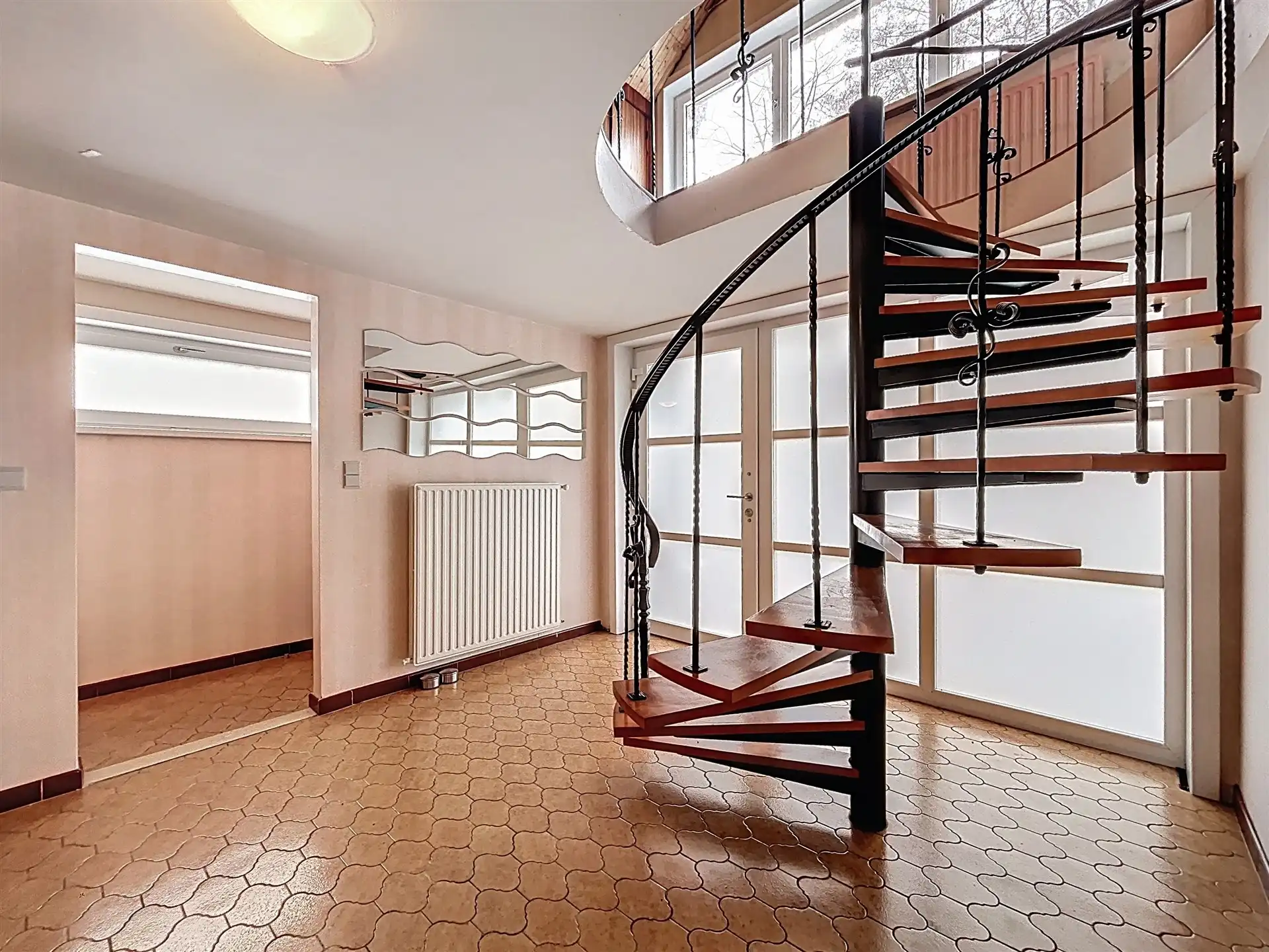 Open bebouwing met 4 slaapkamers en 230 m² bewoonbare oppervlakte foto 2