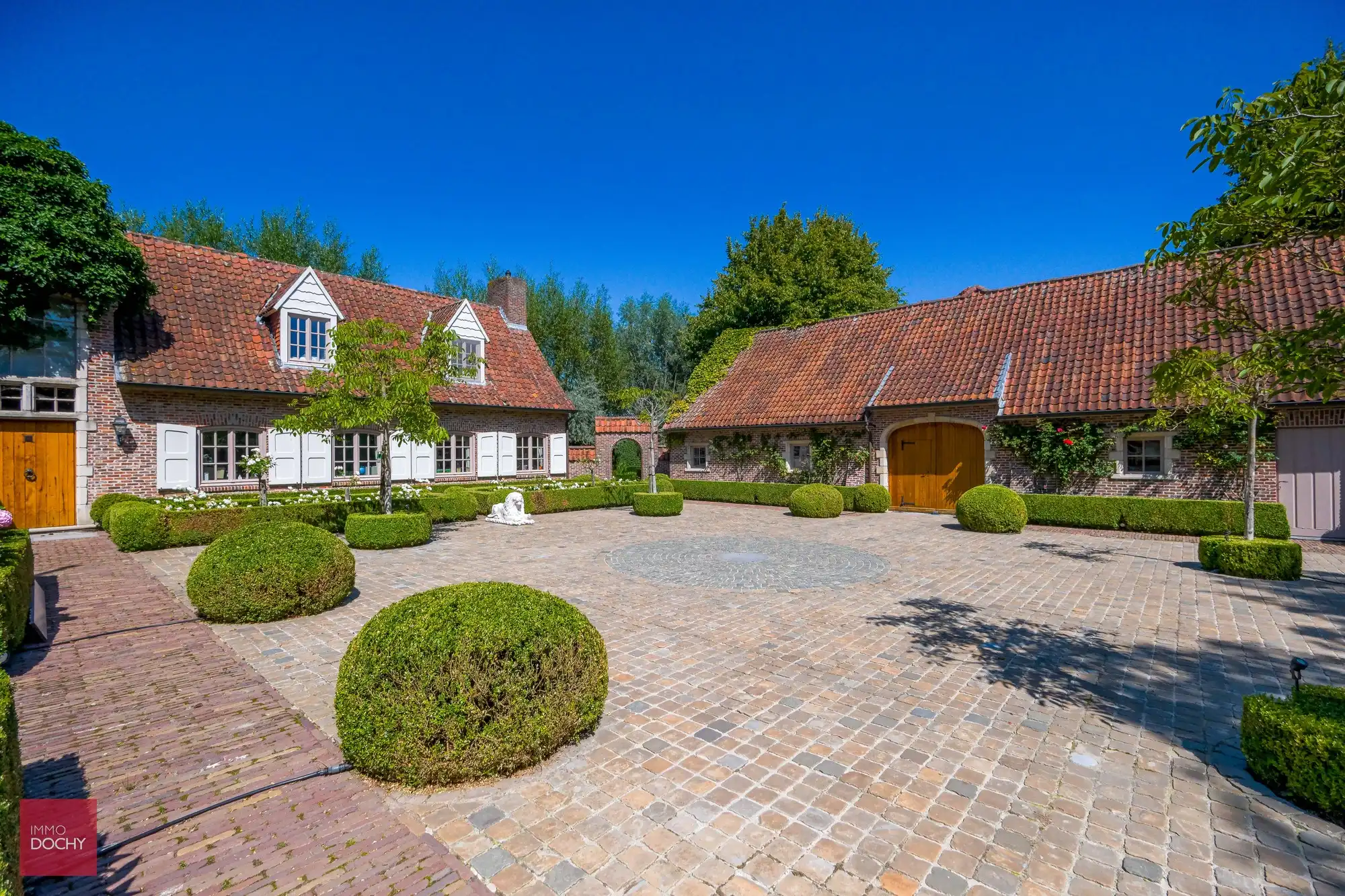 Ruim villa-landhuis met zwembad en poolhouse foto {{pictureIndex}}