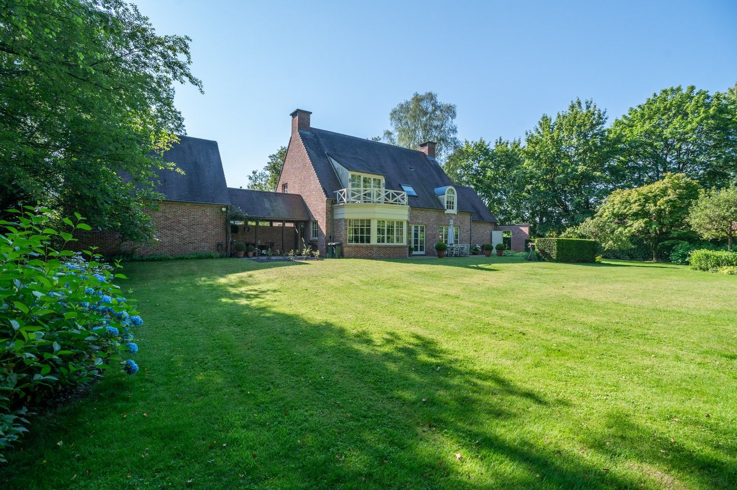 Prachtige tijdloze villa op een aangenaam en zongericht perceel van 2.394 m² te Schilde. foto 30