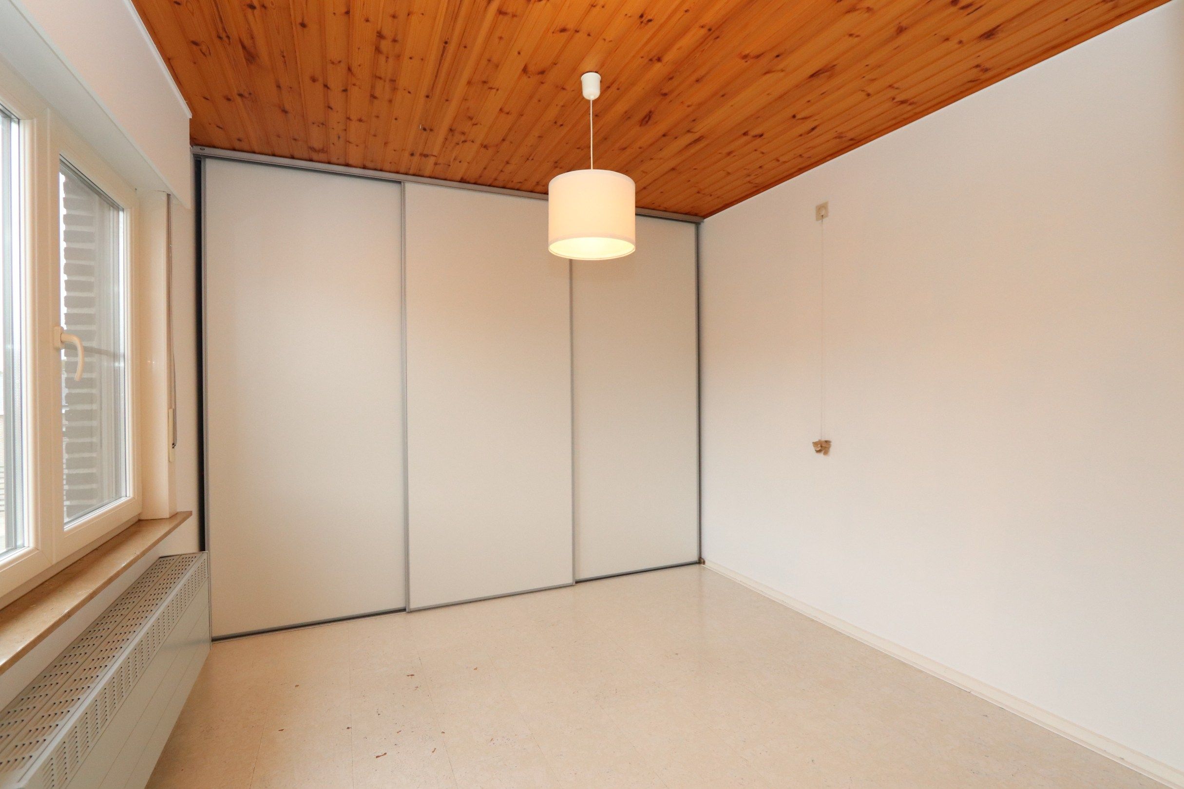 GEZINSWONING MET 4 SLAAPKAMERS EN GARAGE foto 11