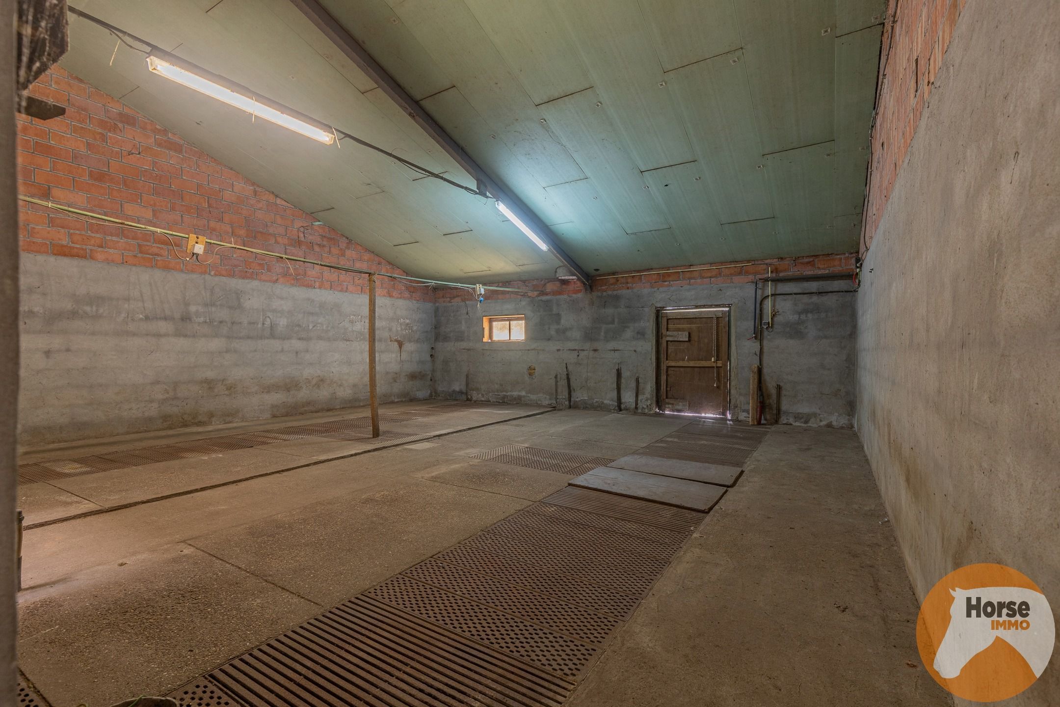 LOKEREN -Landelijk gelegen bedrijfswoning met stallencomplex foto 19