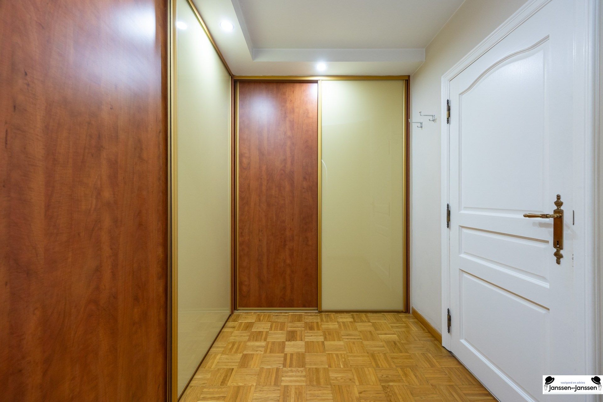 Exclusieve villa met zwembad en kantoorruimte foto 25