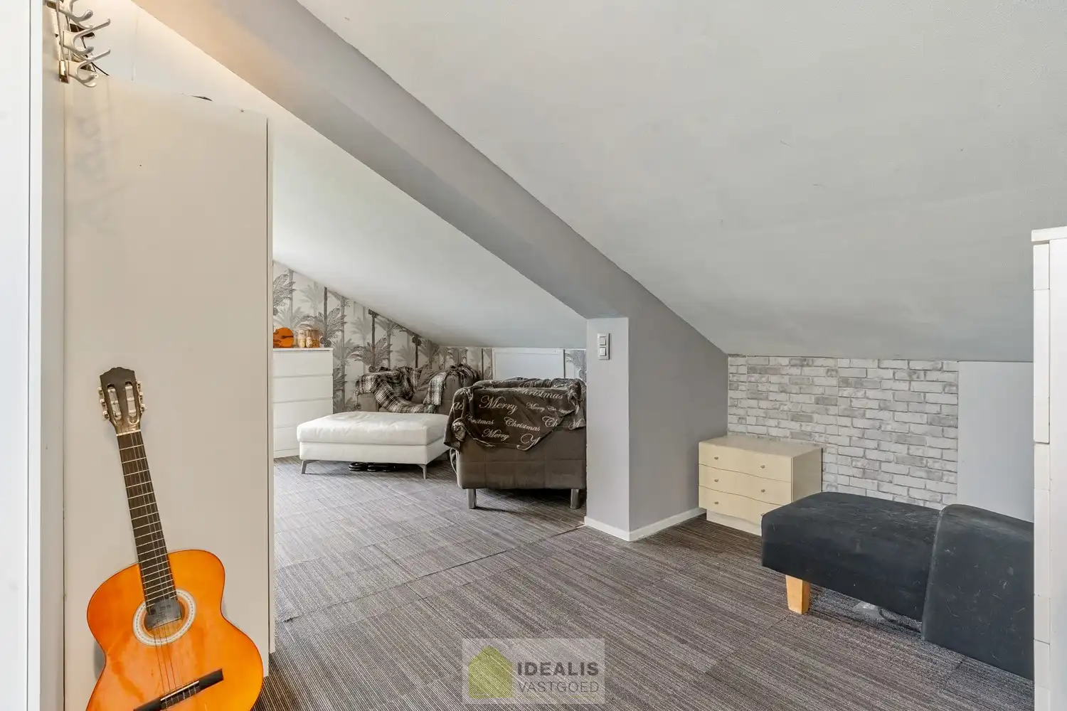 IDEALIS VASTGOED – RUIME, GERENOVEERDE EN INSTAPKLARE WONING MET 3 GELIJKVLOERSE SLAAPKAMERS, LICHTRIJKE LEEFRUIMTE MET OPEN KEUKEN ÉN AFGEWERKTE 2e VERDIEPING MET TOTALE BEWOONBARE OPPERVLAKTE VAN MAAR LIEFST +232M²!! DE WONING IS GELEGEN OP EEN KNAP PERCEEL VAN 7A 92CA IN HET GEGEERDE HERENT (PELT). Deze unieke woning omvat een ruime +-232m² netto bewoonbare oppervlakte met een gezellige woonkamer met aansluitend ruime keuken voorzien van alle comfort met aparte achterinkom/veranda, 3 slaapkamers, uitgeruste badkamer voorzien van douche en ligbad én een volledig afgewerkte 2e verdieping die fungeert als woongedeelte met eigen woonkamer, slaapkamer(s) en badkamer. De woning biedt verder een extra ruime garage, pergola, … Een unieke kans voor kandidaten op zoek naar een instapklare woning voorzien van alle luxe, ruimte en vlakbij tal van faciliteiten. foto 25